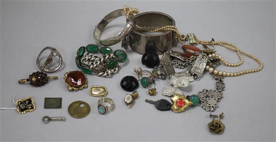 Mixed jewellery including silver, two Victorian yellow metal mourning brooches and other items.